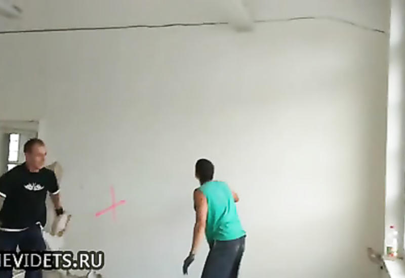 Как разрушить стену без инструментов