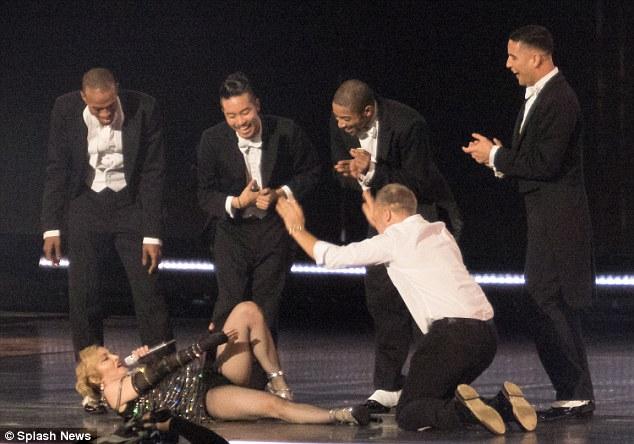 Такого Мадонна на сцене еще не вытворяла