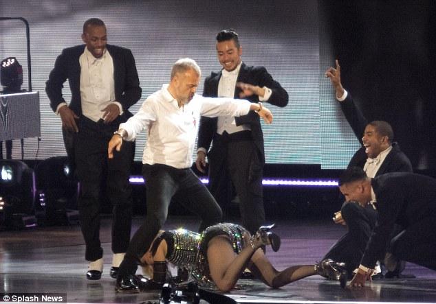 Такого Мадонна на сцене еще не вытворяла