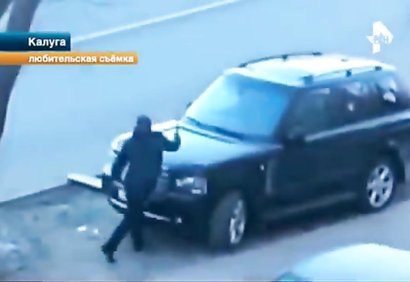 Мужчина топором изрубил дорогой внедорожник