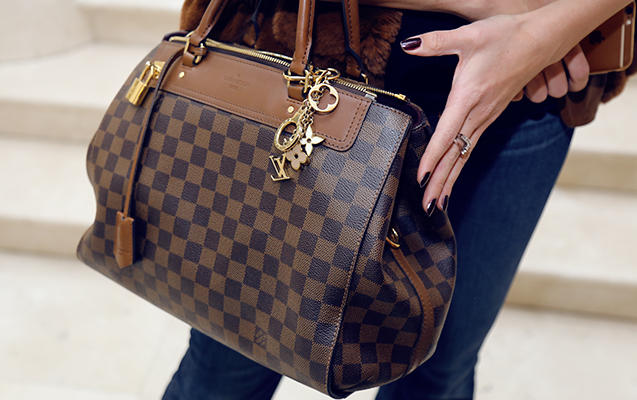 Oksana geyimlərinə nə qədər pul xərcləyir?