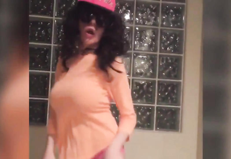 Звезда реалити-шоу зажигает в ванной