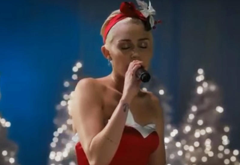 Майли Сайрус удивила красивым голосом и приличной одеждой