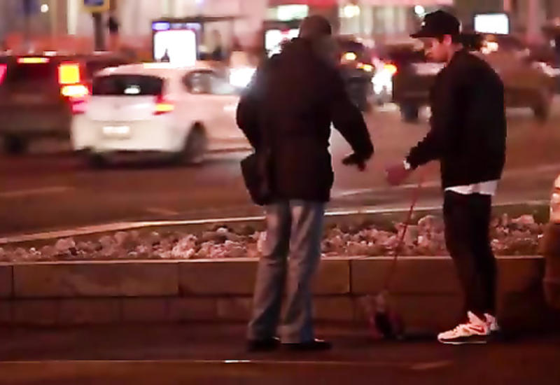 Парень вынуждает людей расстрелять собаку