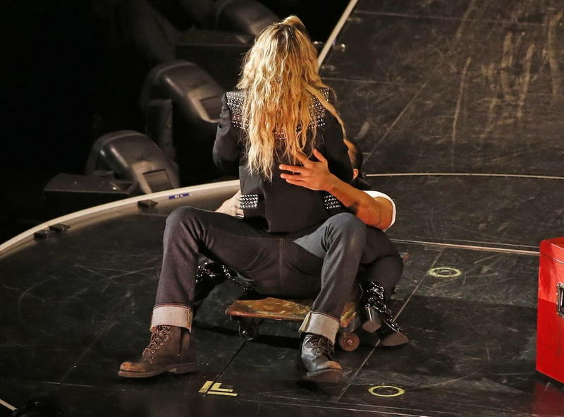 Мадонна оседлала своего танцора прямо на сцене