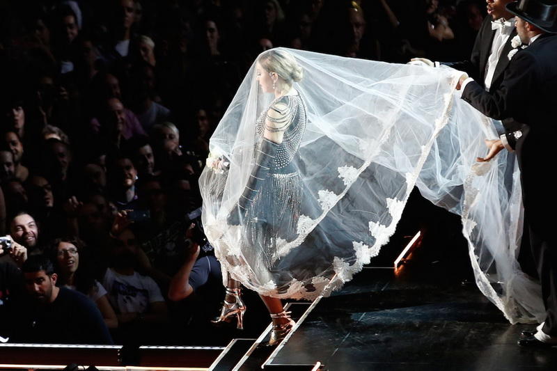 Мадонна оседлала своего танцора прямо на сцене