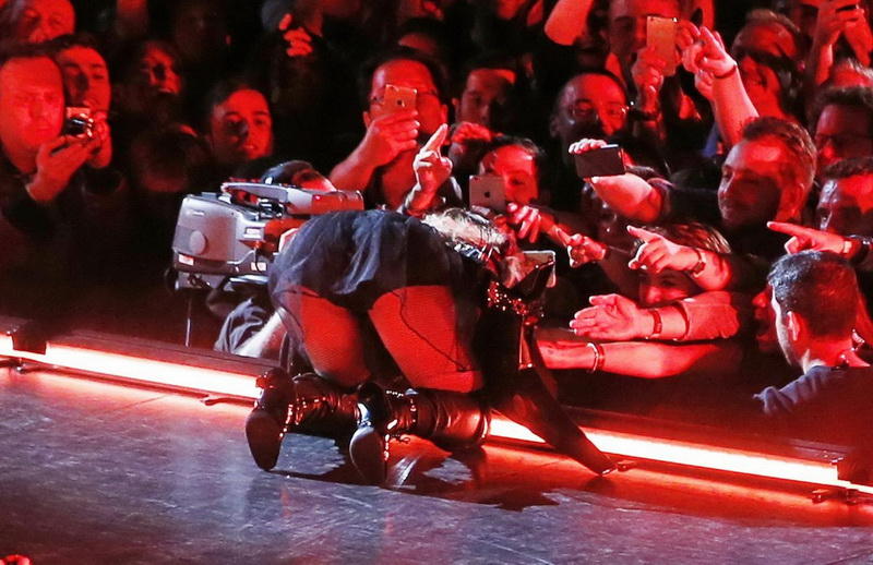 Мадонна оседлала своего танцора прямо на сцене