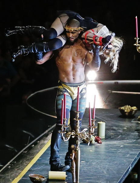 Мадонна оседлала своего танцора прямо на сцене