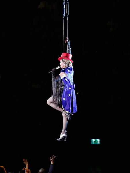 Мадонна оседлала своего танцора прямо на сцене