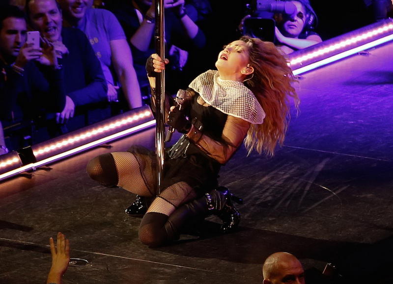 Мадонна оседлала своего танцора прямо на сцене
