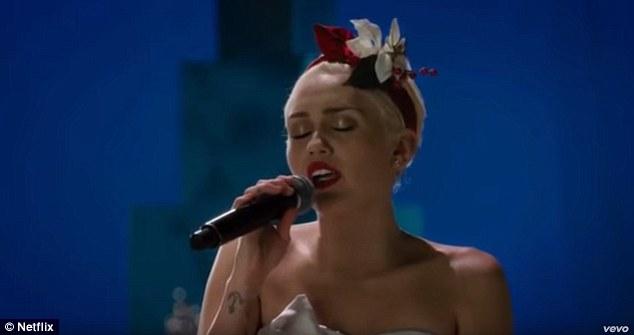 Майли Сайрус удивила красивым голосом и приличной одеждой