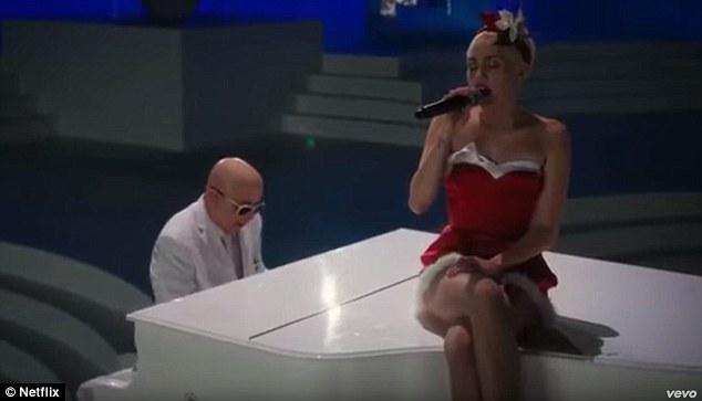 Майли Сайрус удивила красивым голосом и приличной одеждой