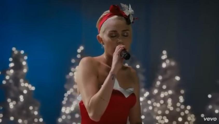 Майли Сайрус удивила красивым голосом и приличной одеждой