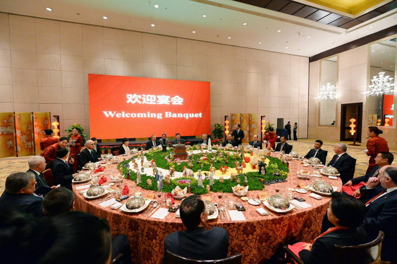 Президенту Ильхаму Алиеву вручен диплом Почетного профессора по истории Университета Ренмин в Китае