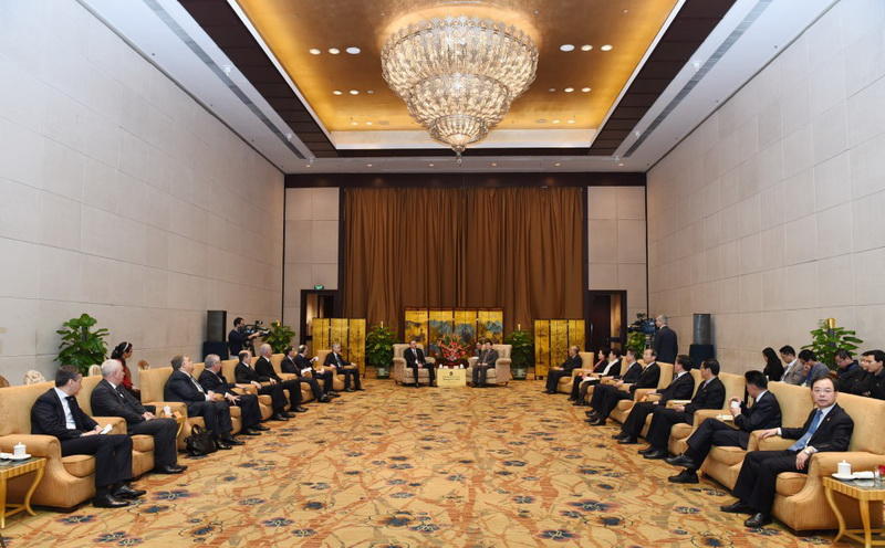 Президенту Ильхаму Алиеву вручен диплом Почетного профессора по истории Университета Ренмин в Китае