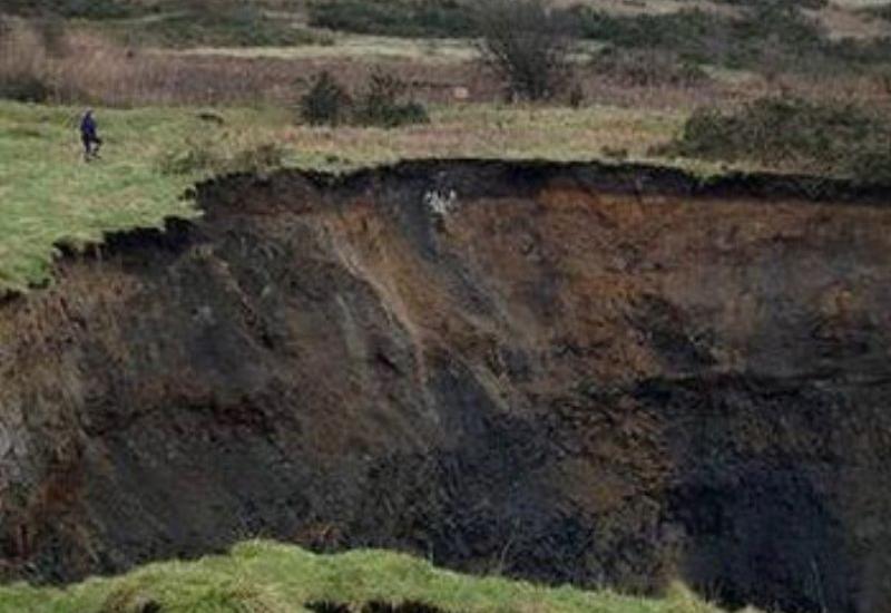 Masallı -Yardımlı yolu çökdü