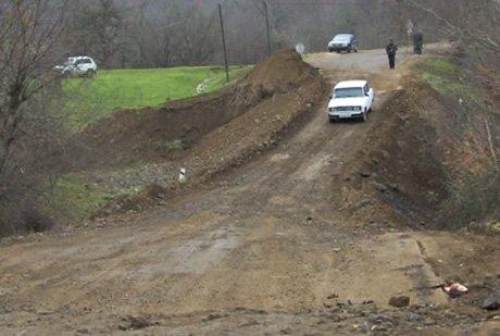 Masallı -Yardımlı yolu çökdü