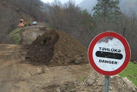 Masallı -Yardımlı yolu çökdü