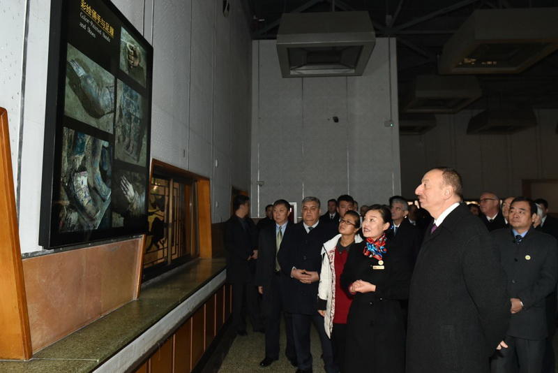 Президенту Ильхаму Алиеву вручен диплом Почетного профессора по истории Университета Ренмин в Китае