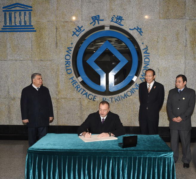 Президенту Ильхаму Алиеву вручен диплом Почетного профессора по истории Университета Ренмин в Китае