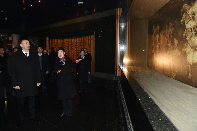 Президенту Ильхаму Алиеву вручен диплом Почетного профессора по истории Университета Ренмин в Китае