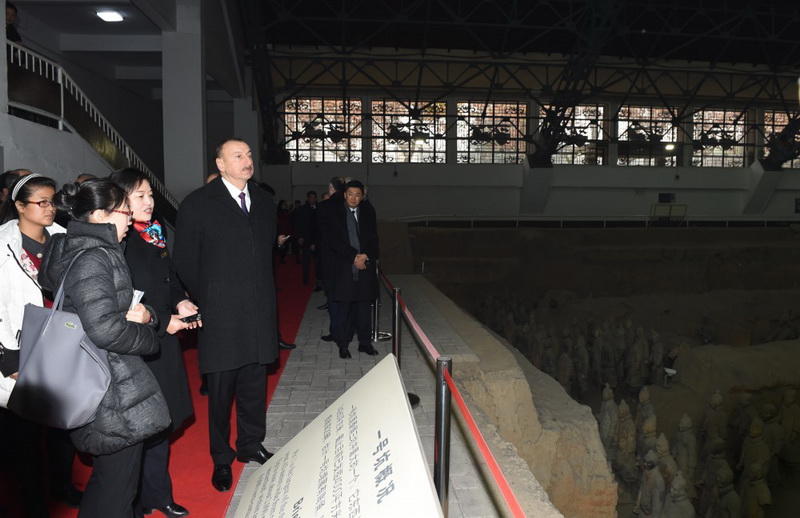 Президенту Ильхаму Алиеву вручен диплом Почетного профессора по истории Университета Ренмин в Китае