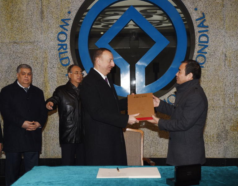 Президенту Ильхаму Алиеву вручен диплом Почетного профессора по истории Университета Ренмин в Китае