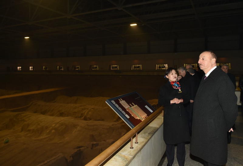 Президенту Ильхаму Алиеву вручен диплом Почетного профессора по истории Университета Ренмин в Китае