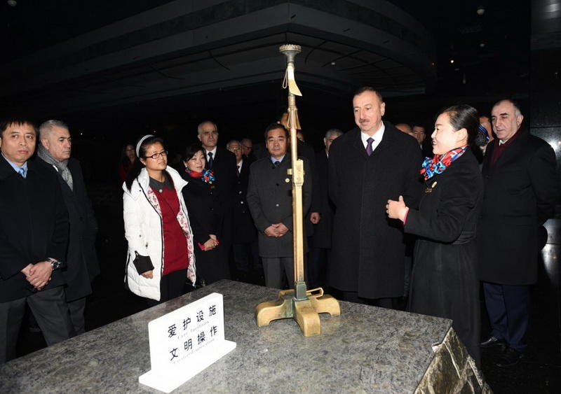 Президенту Ильхаму Алиеву вручен диплом Почетного профессора по истории Университета Ренмин в Китае