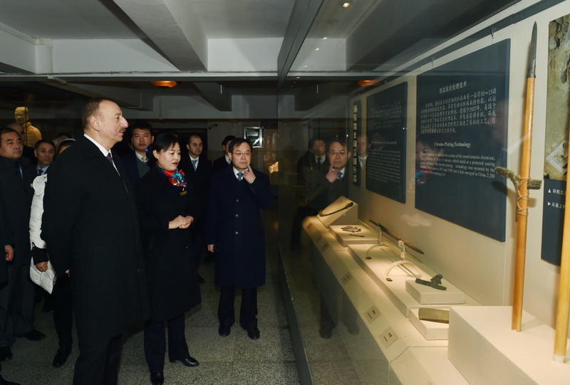 Президенту Ильхаму Алиеву вручен диплом Почетного профессора по истории Университета Ренмин в Китае