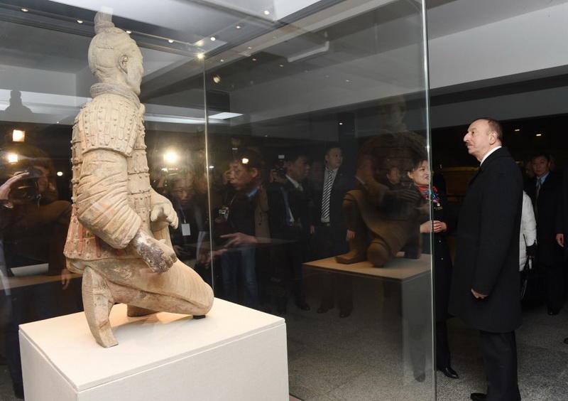 Президенту Ильхаму Алиеву вручен диплом Почетного профессора по истории Университета Ренмин в Китае