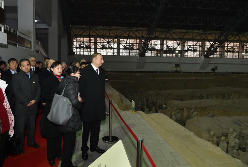 Президенту Ильхаму Алиеву вручен диплом Почетного профессора по истории Университета Ренмин в Китае