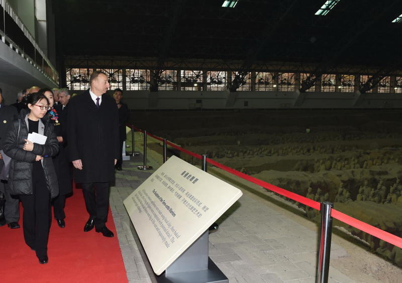 Президенту Ильхаму Алиеву вручен диплом Почетного профессора по истории Университета Ренмин в Китае