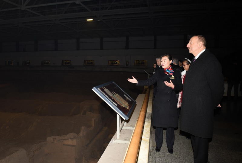 Президенту Ильхаму Алиеву вручен диплом Почетного профессора по истории Университета Ренмин в Китае