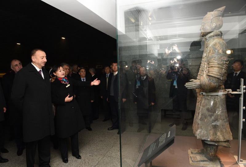 Президенту Ильхаму Алиеву вручен диплом Почетного профессора по истории Университета Ренмин в Китае