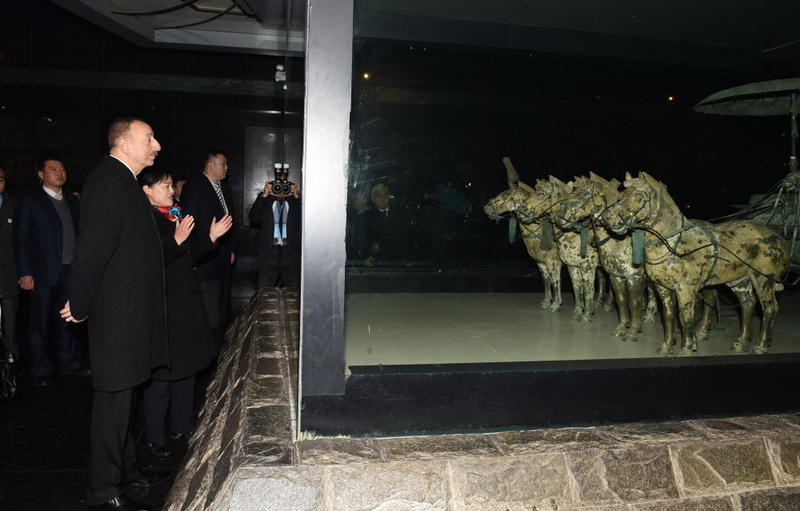 Президенту Ильхаму Алиеву вручен диплом Почетного профессора по истории Университета Ренмин в Китае