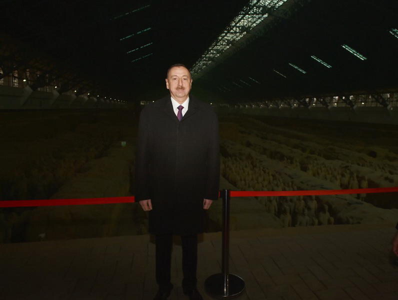 Президенту Ильхаму Алиеву вручен диплом Почетного профессора по истории Университета Ренмин в Китае