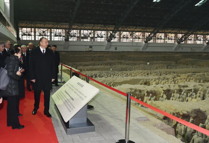 Президенту Ильхаму Алиеву вручен диплом Почетного профессора по истории Университета Ренмин в Китае