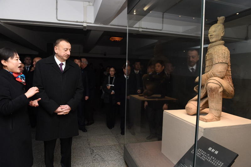 Президенту Ильхаму Алиеву вручен диплом Почетного профессора по истории Университета Ренмин в Китае