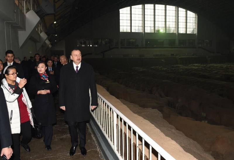 Президенту Ильхаму Алиеву вручен диплом Почетного профессора по истории Университета Ренмин в Китае