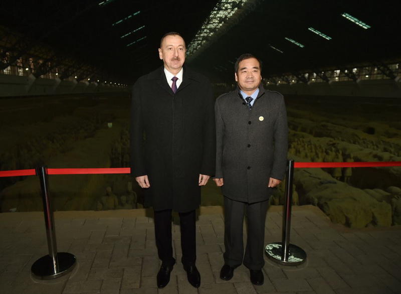 Президенту Ильхаму Алиеву вручен диплом Почетного профессора по истории Университета Ренмин в Китае