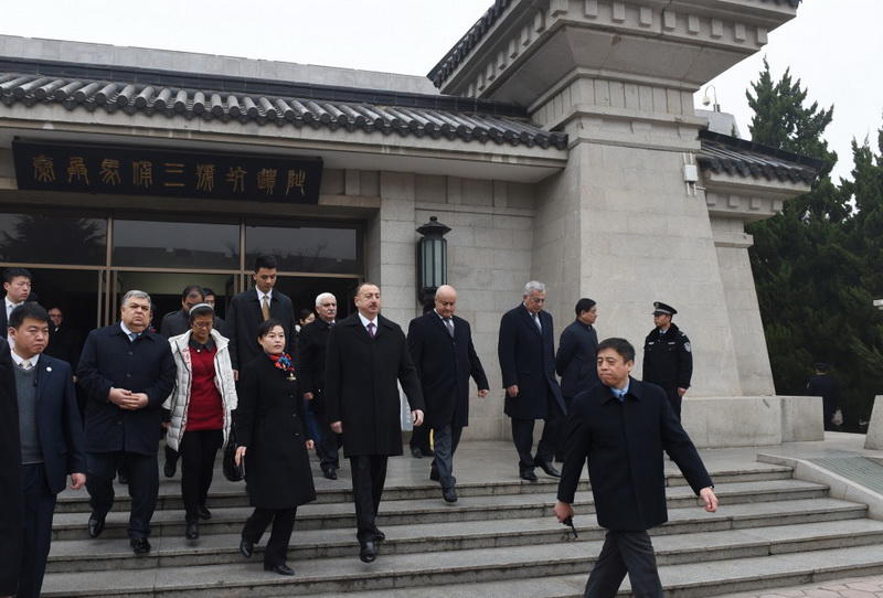 Президенту Ильхаму Алиеву вручен диплом Почетного профессора по истории Университета Ренмин в Китае