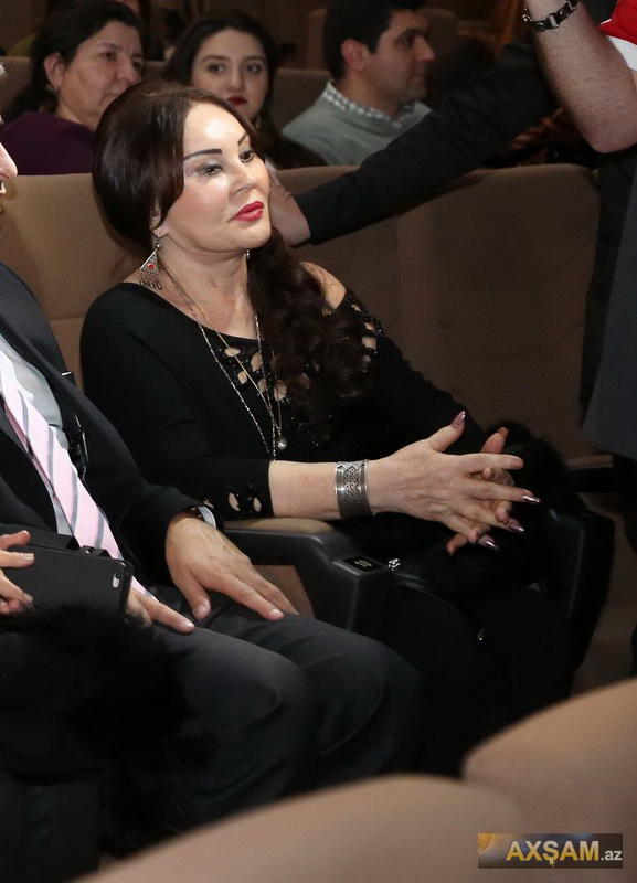 Amaliya Pənahovanın yeni görünüşü