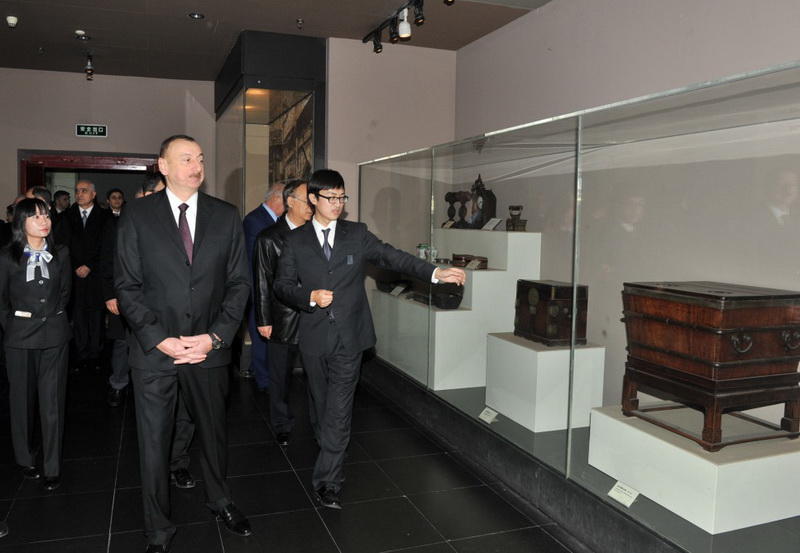 Президенту Ильхаму Алиеву вручен диплом Почетного профессора по истории Университета Ренмин в Китае