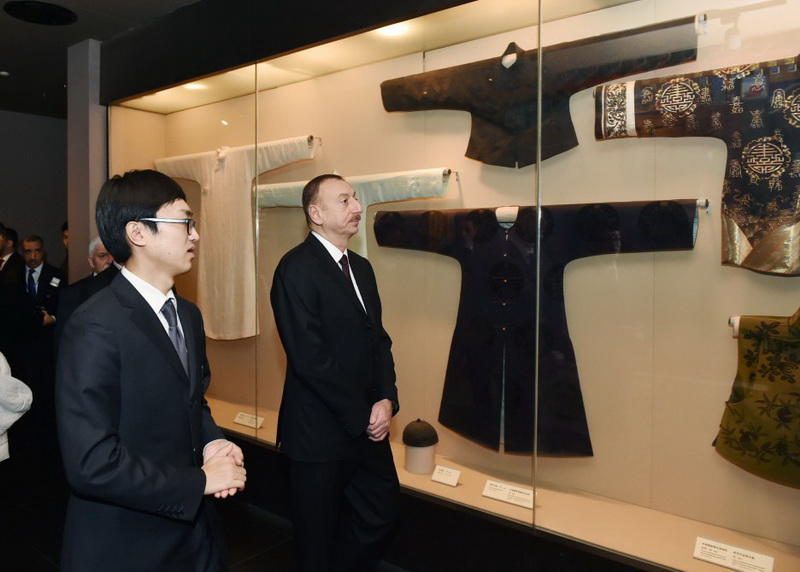 Президенту Ильхаму Алиеву вручен диплом Почетного профессора по истории Университета Ренмин в Китае