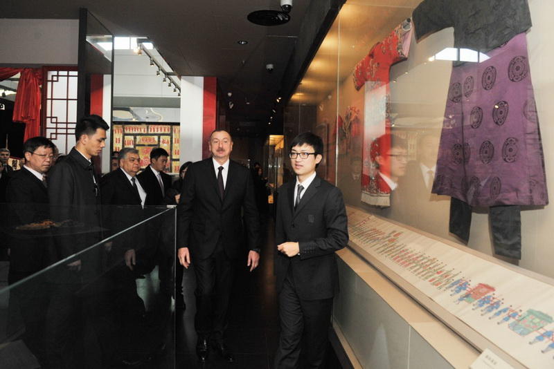 Президенту Ильхаму Алиеву вручен диплом Почетного профессора по истории Университета Ренмин в Китае