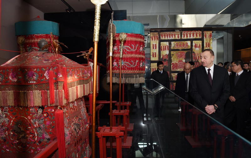 Президенту Ильхаму Алиеву вручен диплом Почетного профессора по истории Университета Ренмин в Китае