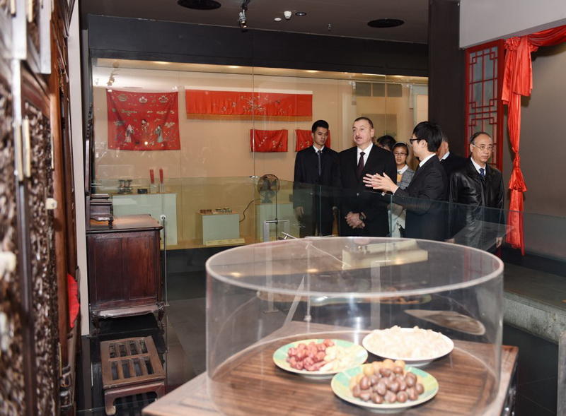 Президенту Ильхаму Алиеву вручен диплом Почетного профессора по истории Университета Ренмин в Китае