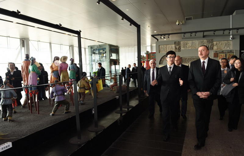 Президенту Ильхаму Алиеву вручен диплом Почетного профессора по истории Университета Ренмин в Китае