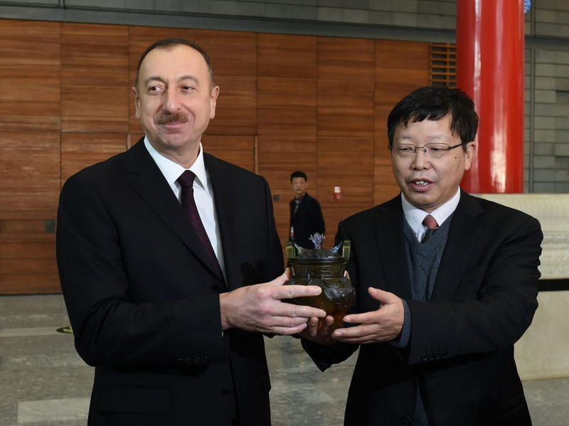 Президенту Ильхаму Алиеву вручен диплом Почетного профессора по истории Университета Ренмин в Китае